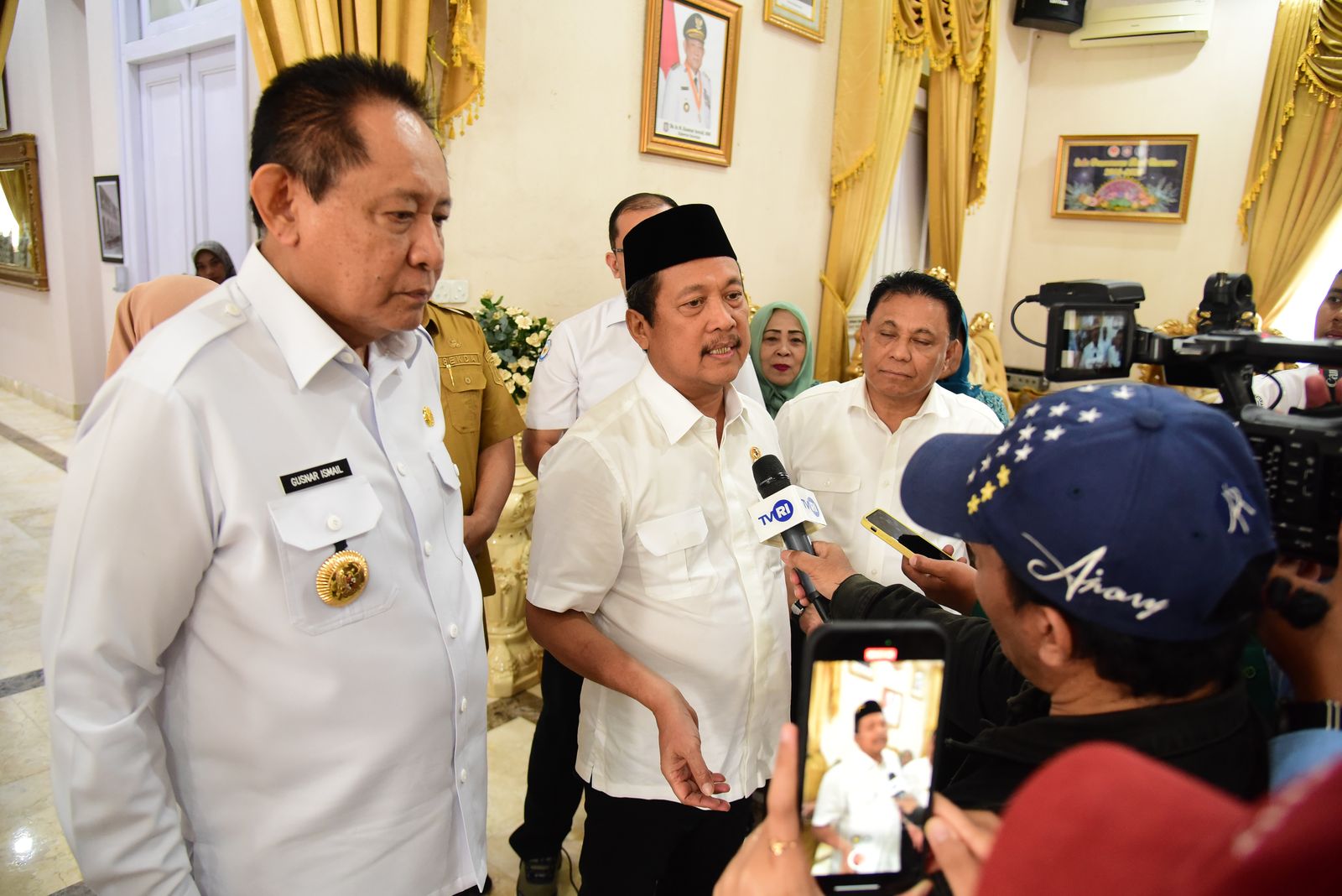 Menteri Kelautan Perikanan RI, Sakti Wahyu Trenggono diwawancarai usai jamuan makan siang di Rudis Gubernur Gorontalo, Selasa (29/4/2025). (Foto : Mila Kominfotik)/Hibata.id