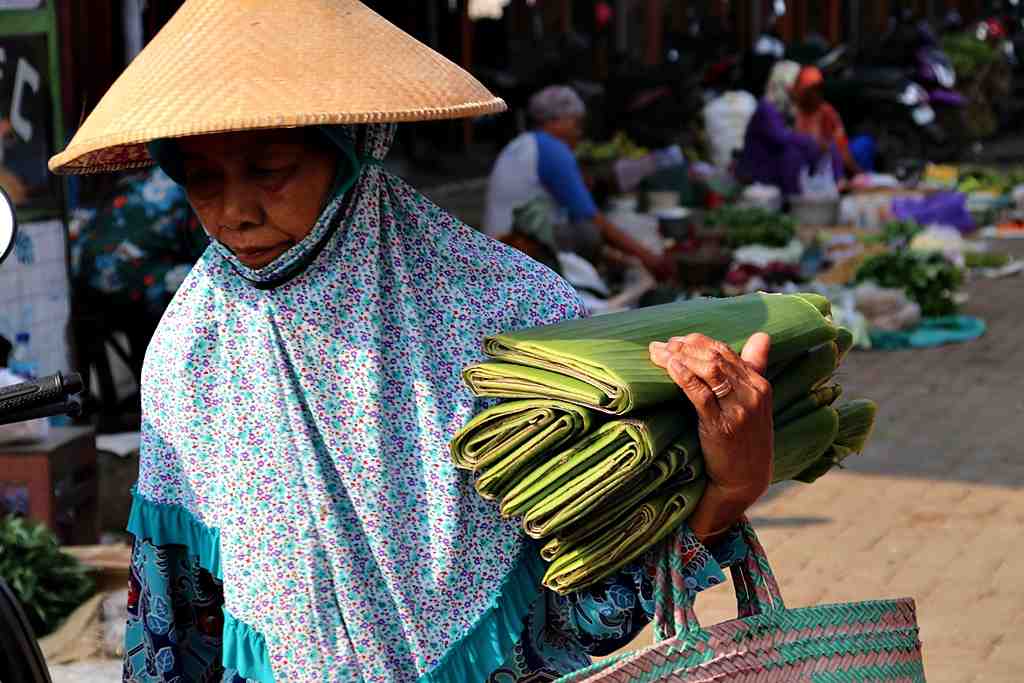 Seorang warga membawa daun pisang dijual keliling di pasar tradisional Blora/infopublik.id/Hibata.id