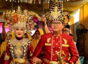 Nou dan Uti, dua mempelai mengikuti prosesi modelo atau membawa pengantin ke kediaman mempelai pria setelah selesai akad nikah pada pernikahan adat Gorontalo/Hibata.id