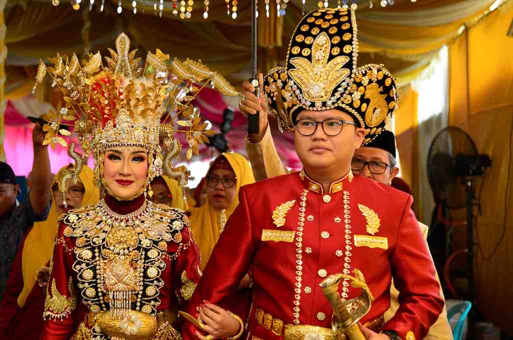 Nou dan Uti, dua mempelai mengikuti prosesi modelo atau membawa pengantin ke kediaman mempelai pria setelah selesai akad nikah pada pernikahan adat Gorontalo/Hibata.id