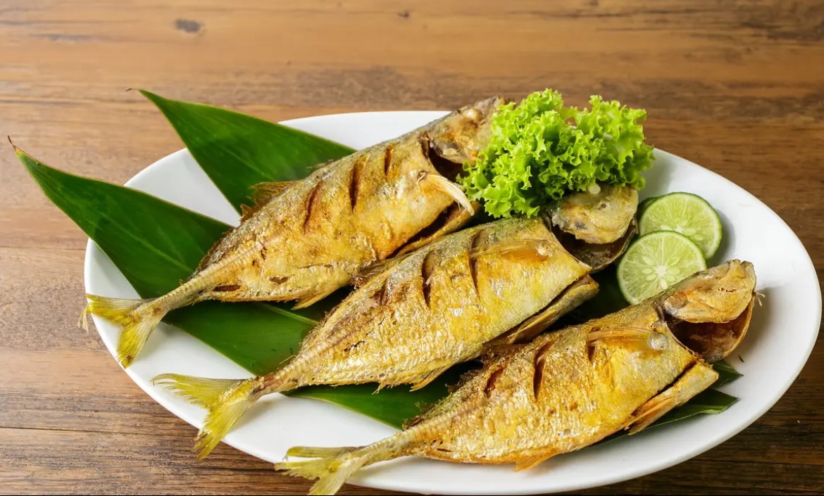 ilustrasi ikan kembung goreng/copyright by yogi hadijaya (Shutterstock)/Hibata.id