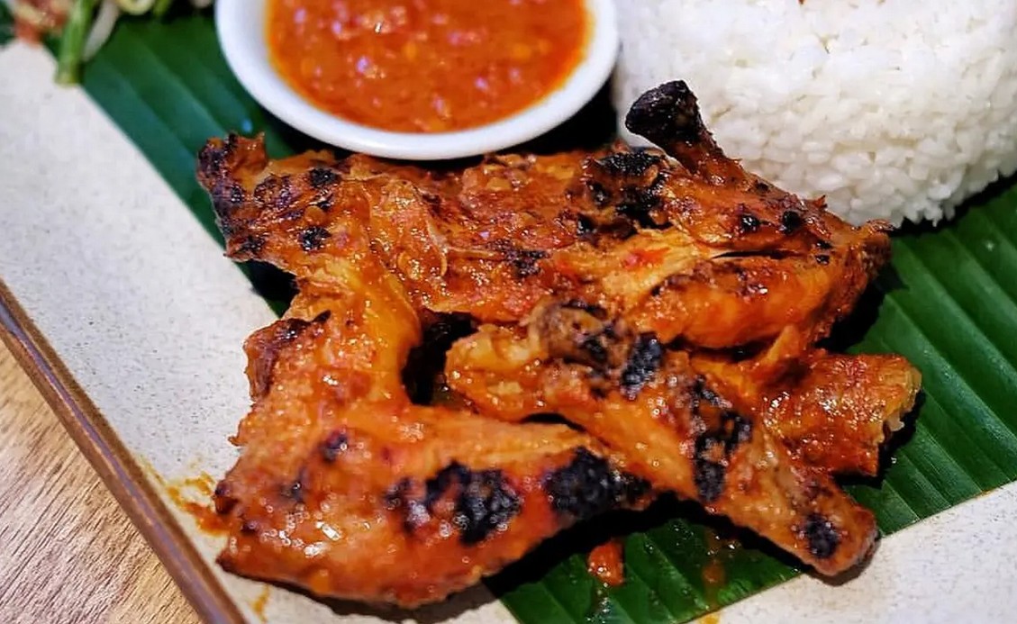 Ayam Taliwang telah menjelma menjadi ikon kuliner khas Lombok yang mendunia/Hibata.id