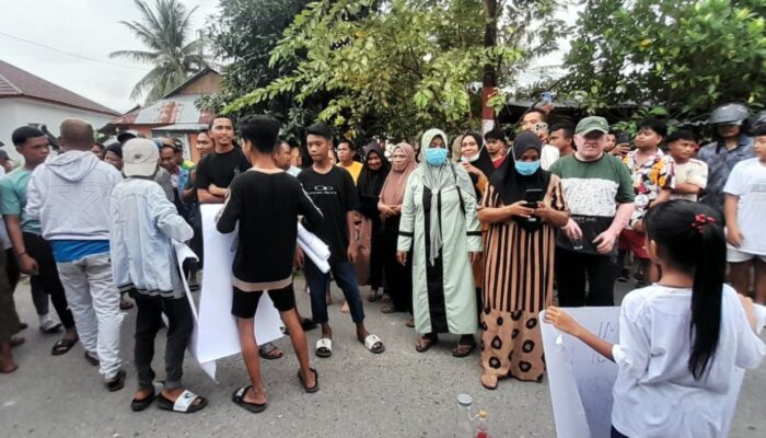 Warga Desa Buhu Geruduk Kantor Desa, Tuntut Kedes Segera Dicopot