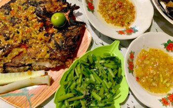 Nikmati kelezatan ikan kakap merah bakar Gorontalo, berpadu dengan dabu-dabu rica bawang dan dabu-dabu lemon khas yang pedas segar/Hibata.id