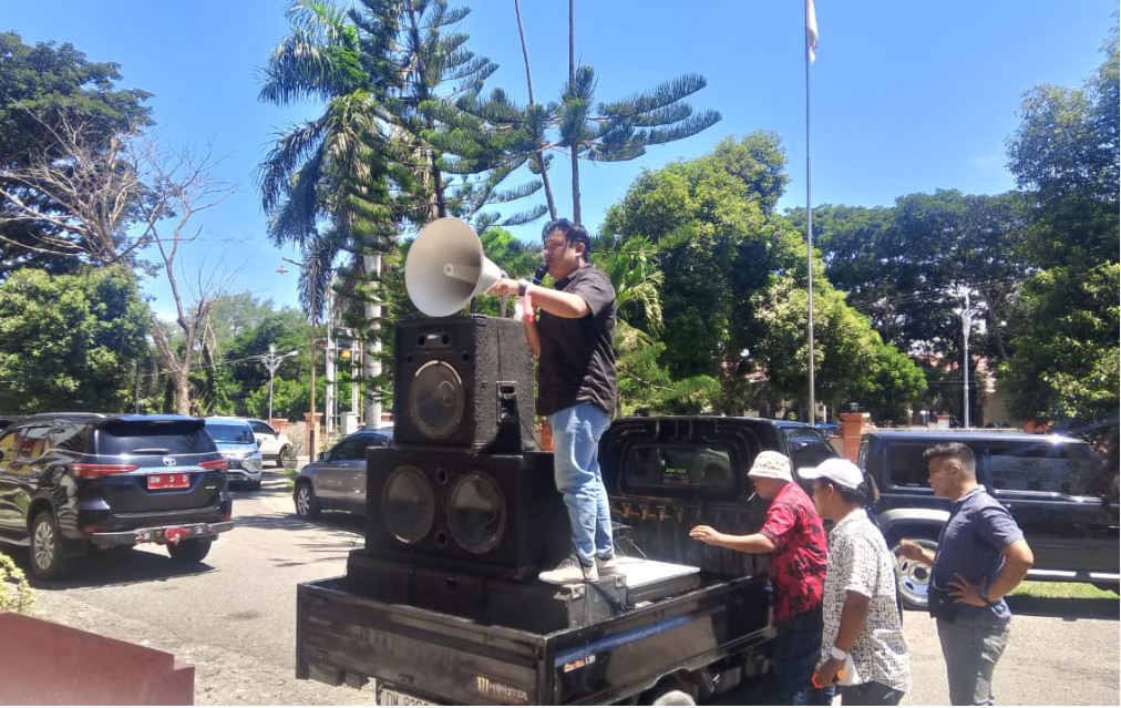 Aliansi Masyarakat Melawan (AMM) menggelar aksi demonstrasi di depan Markas Polres Pohuwato, Senin (29/4/2025)/Hibata.id