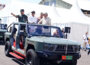 Menteri Pertahanan (Menhan) Sjafrie Sjamsoeddin memberikan 700 kendaraan khusus (ransus) Maung MV3 buatan Pindad kepada TNI dan Polri. (Foto: Puspen TNI)/Hibata.id