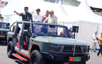 Menteri Pertahanan (Menhan) Sjafrie Sjamsoeddin memberikan 700 kendaraan khusus (ransus) Maung MV3 buatan Pindad kepada TNI dan Polri. (Foto: Puspen TNI)/Hibata.id