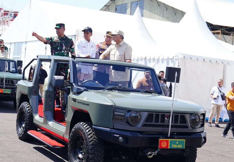 Menteri Pertahanan (Menhan) Sjafrie Sjamsoeddin memberikan 700 kendaraan khusus (ransus) Maung MV3 buatan Pindad kepada TNI dan Polri. (Foto: Puspen TNI)/Hibata.id