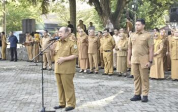 Wali Kota Gorontalo, Adhan Dambea saat memberikan sambutan di apel kerja perdana setelah libur nasional yang digelar di Lapangan Taruna Remaja pada Selasa (8/4/2025). (Foto: Humas Pemkot Gorontalo)