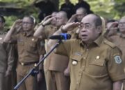 Wali Kota Gorontalo, Adhan Dambea saat memberikan sambutan di apel kerja pasca libur nasional pada Selasa (8/4/2025) di Lapangan Taruna Remaja. (Foto: Humas Pemkot Gorontalo)