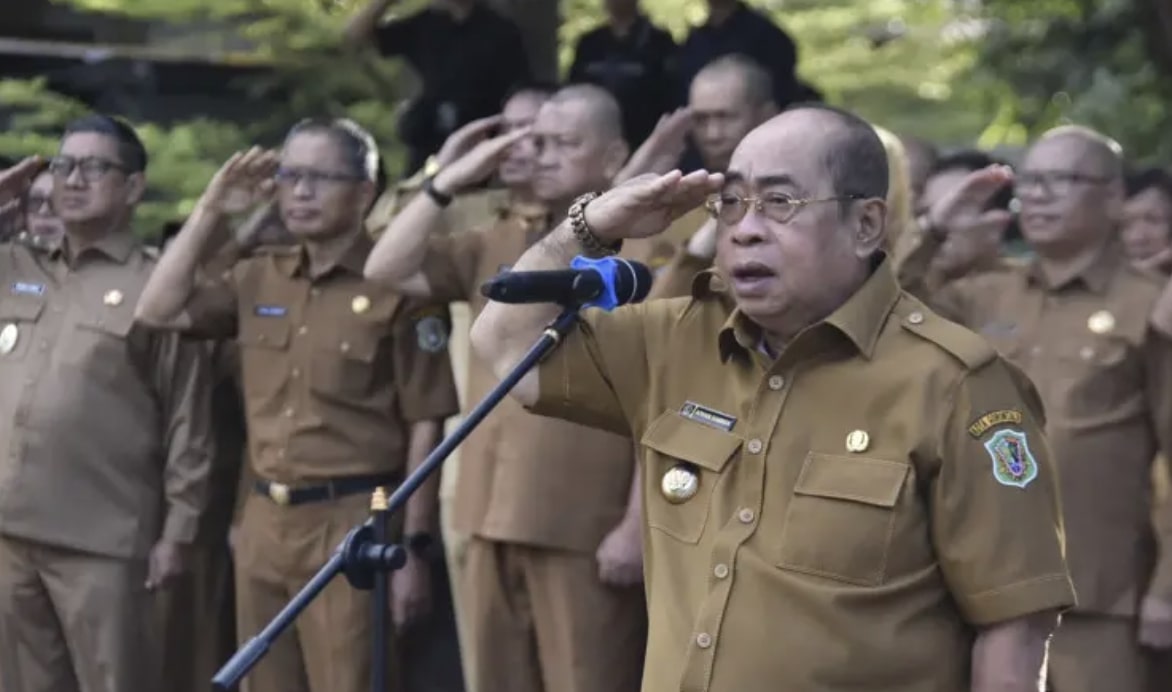 Wali Kota Gorontalo, Adhan Dambea saat memberikan sambutan di apel kerja pasca libur nasional pada Selasa (8/4/2025) di Lapangan Taruna Remaja. (Foto: Humas Pemkot Gorontalo)