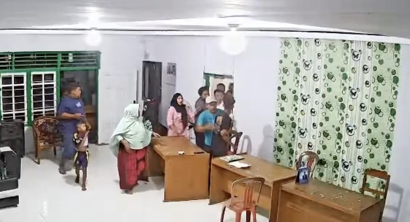 Sebuah video berdurasi singkat memperlihatkan aksi kekerasan yang diduga dilakukan oleh Kepala Desa Buhu, Kecamatan Telaga Jaya, Kabupaten Gorontalo, Muhamad Daud Adam. (Foto: Istw)