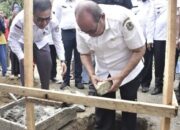 Wali Kota Gorontalo Adhan Dambea saat meletakan batu pertama pembangunan 12 unit rumah layak huni (Mahyani). (Foto: Humas Pemkot Gorontalo)