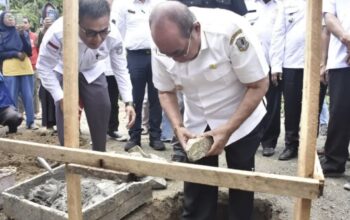 Wali Kota Gorontalo Adhan Dambea saat meletakan batu pertama pembangunan 12 unit rumah layak huni (Mahyani). (Foto: Humas Pemkot Gorontalo)