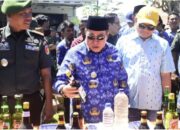 Wali Kota Gorontalo, Adhan Dambea saat memusnahkan 2.172 botol minuman keras. (Foto: Humas Pemkot Gorontalo)