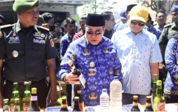 Wali Kota Gorontalo, Adhan Dambea saat memusnahkan 2.172 botol minuman keras. (Foto: Humas Pemkot Gorontalo)
