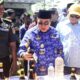Wali Kota Gorontalo, Adhan Dambea saat memusnahkan 2.172 botol minuman keras. (Foto: Humas Pemkot Gorontalo)