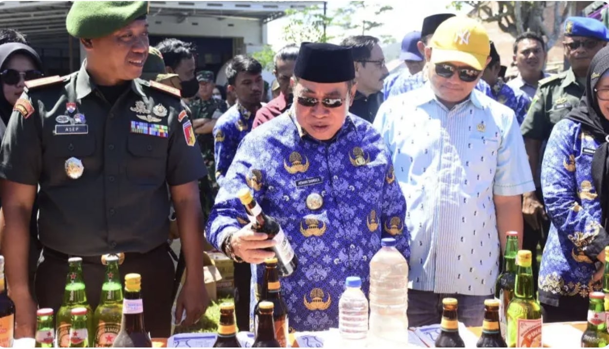 Wali Kota Gorontalo, Adhan Dambea saat memusnahkan 2.172 botol minuman keras. (Foto: Humas Pemkot Gorontalo)