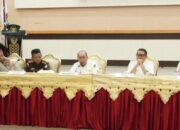 Wali Kota Adhan Dambea saat memimpin langsung High Level Meeting (HLM) Tim Pengendali Inflasi Daerah (TPID) triwulan pertama di Banthayo Lo Yiladia. (Foto: Humas Pemkot Gorontalo)