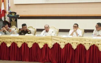 Wali Kota Adhan Dambea saat memimpin langsung High Level Meeting (HLM) Tim Pengendali Inflasi Daerah (TPID) triwulan pertama di Banthayo Lo Yiladia. (Foto: Humas Pemkot Gorontalo)
