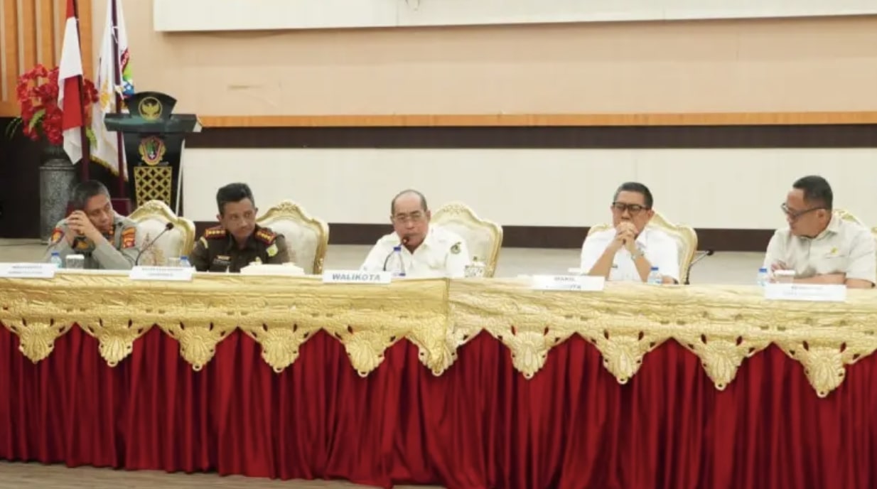 Wali Kota Adhan Dambea saat memimpin langsung High Level Meeting (HLM) Tim Pengendali Inflasi Daerah (TPID) triwulan pertama di Banthayo Lo Yiladia. (Foto: Humas Pemkot Gorontalo)