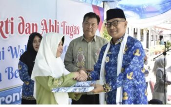 Wakil Wali Kota Gorontalo, Indra Gobel saat menghadiri Acara purna bakti dan alih tugas guru di SMP Negeri 6 Gorontalo. (Foto: Humas Pemkot Gorontalo)