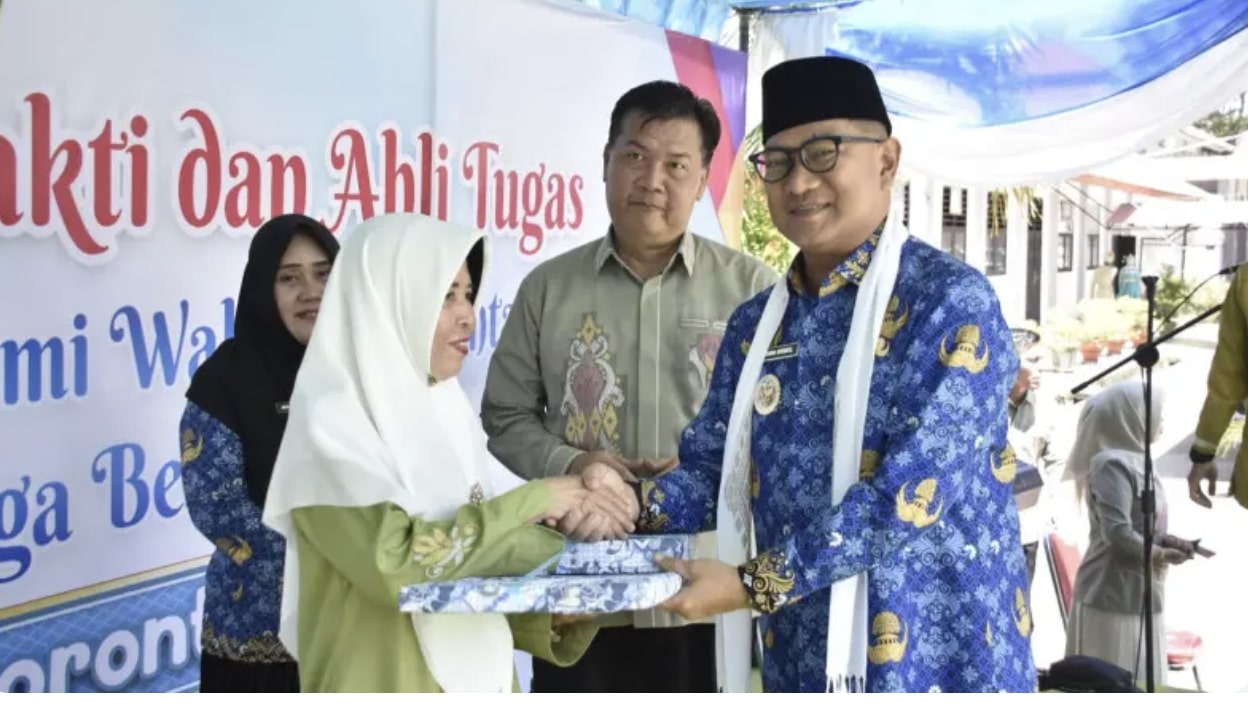 Wakil Wali Kota Gorontalo, Indra Gobel saat menghadiri Acara purna bakti dan alih tugas guru di SMP Negeri 6 Gorontalo. (Foto: Humas Pemkot Gorontalo)