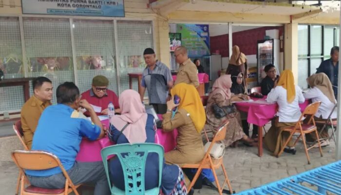 Disdukcapil Kota Gorontalo Jemput Bola, Bantu Pensiunan ASN Perbarui Identitas