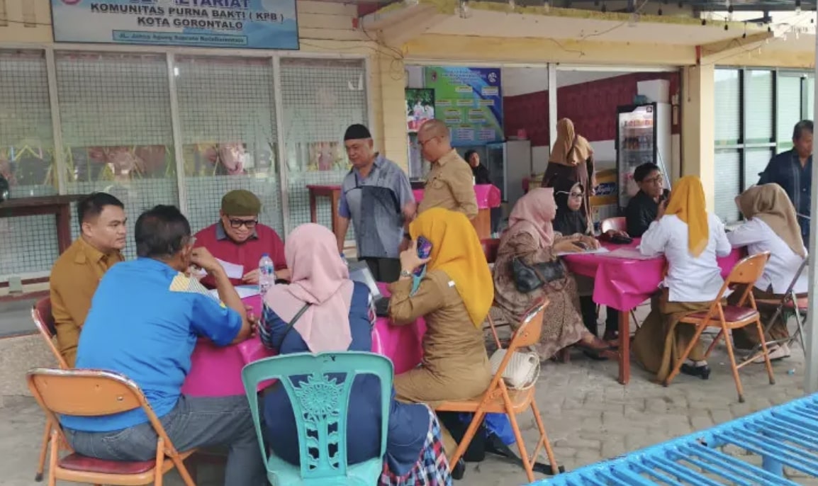 Dinas Kependudukan dan Pencatatan Sipil (Disdukcapil) Kota Gorontalo sibuk melayani wajah-wajah yang dulu pernah mengabdi di birokrasi. (Foto: Humas Pemkot Gorontalo)