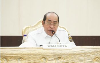 Wali Kota Gorontalo, Adhan Dambea saat memberikan arahan kepada jajarannya. (Foto: Humas Pemkot Gorontalo)