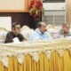 Wali Kota Gorontalo, Adhan Dambea saat rapat dengan pengguna petak di Terminal Sentral, Kamis (24/4/2025) malam di Bandayo Lo Yiladia (BLY). (Foto: Humas Pemkot Gorontalo)