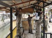 Satuan Polisi Pamong Praja saat membongkar enam bangunan semi permanen di Kelurahan Biawao, Kota Gorontalo, Senin, 28 April 2025. (Foto: Humas Pemkot Gorontalo)