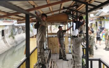Satuan Polisi Pamong Praja saat membongkar enam bangunan semi permanen di Kelurahan Biawao, Kota Gorontalo, Senin, 28 April 2025. (Foto: Humas Pemkot Gorontalo)
