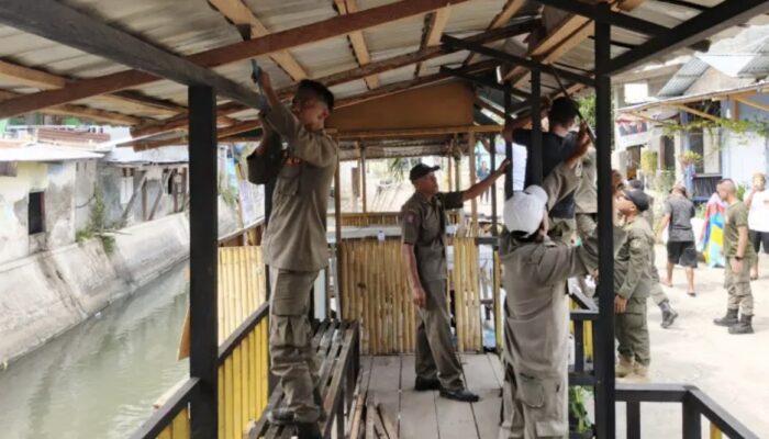 Melanggar Perda, Satpol PP Bongkar Bangunan Liar di Atas Saluran Biawao