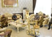 Wali Kota Gorontalo Adhan Dambea saat mengikuti Forum komunikasi dengan pemangku kepentingan utama yang terdiri dari organisasi perangkat daerah (OPD) di lingkup Pemerintah Kota Gorontalo dan BPJS pada Selasa (29/4/2025). (Foto: Humas Pemkot Gorontalo).