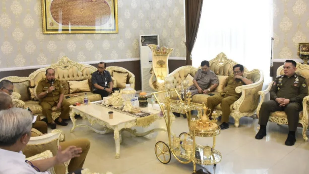Wali Kota Gorontalo Adhan Dambea saat mengikuti Forum komunikasi dengan pemangku kepentingan utama yang terdiri dari organisasi perangkat daerah (OPD) di lingkup Pemerintah Kota Gorontalo dan BPJS pada Selasa (29/4/2025). (Foto: Humas Pemkot Gorontalo).