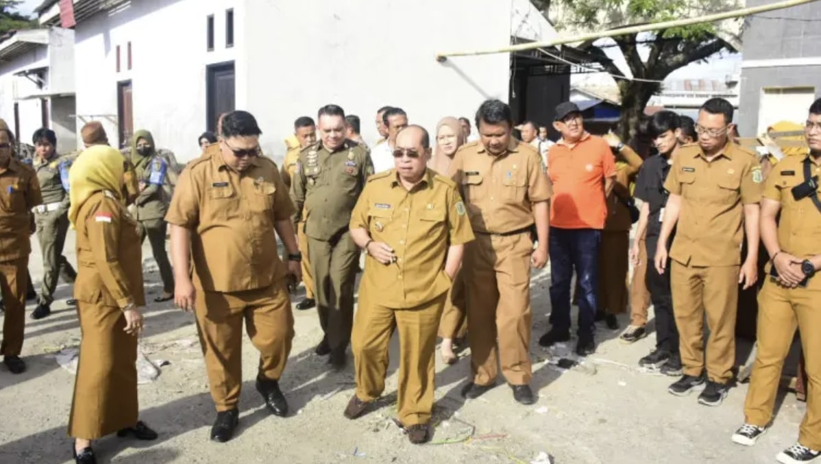 Wali Kota Gorontalo Adhan Dambea saat mengunjungi Pasar Moodu, Selasa, 29 April 2025. (Foto: Humas Pemkot Gorontalo)