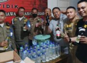 Satuan Polisi Pamong Praja (Satpol PP) saat berhasil mengamankan ratusan miras saat razia pada Selasa malam, 29 April 2025. (Foto: Humas Pemkot Gorontalo)