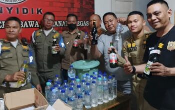 Satuan Polisi Pamong Praja (Satpol PP) saat berhasil mengamankan ratusan miras saat razia pada Selasa malam, 29 April 2025. (Foto: Humas Pemkot Gorontalo)
