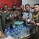 Satuan Polisi Pamong Praja (Satpol PP) saat berhasil mengamankan ratusan miras saat razia pada Selasa malam, 29 April 2025. (Foto: Humas Pemkot Gorontalo)