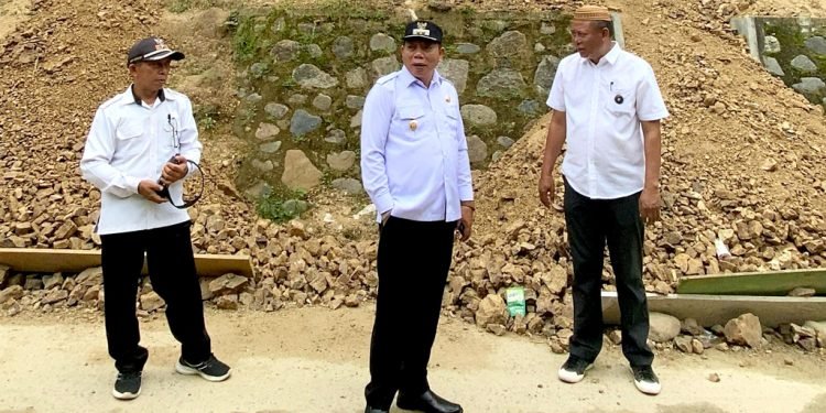 Wakil Bupati Bone Bolango, Risman Tolingguhu, meninjau langsung kondisi jalan rusak penghubung Desa Dunggala, Langge, dan Meranti/Hibata.id