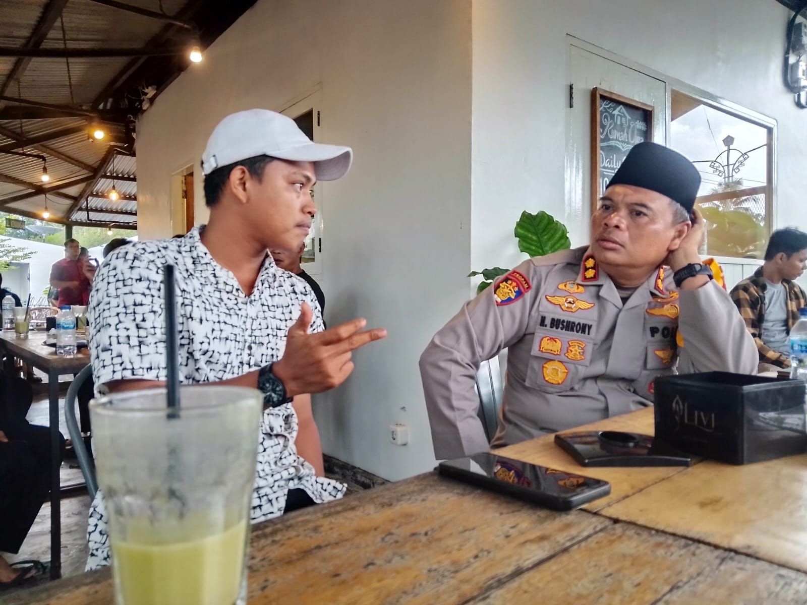 Aliansi Masyarakat Melawan (AMM) melakukan silaturahmi dengan Kapolres Pohuwato, AKBP Busroni, pada Jumat (4/4/2025). (Foto: Delpriyanto Tahir/Hibata.id)