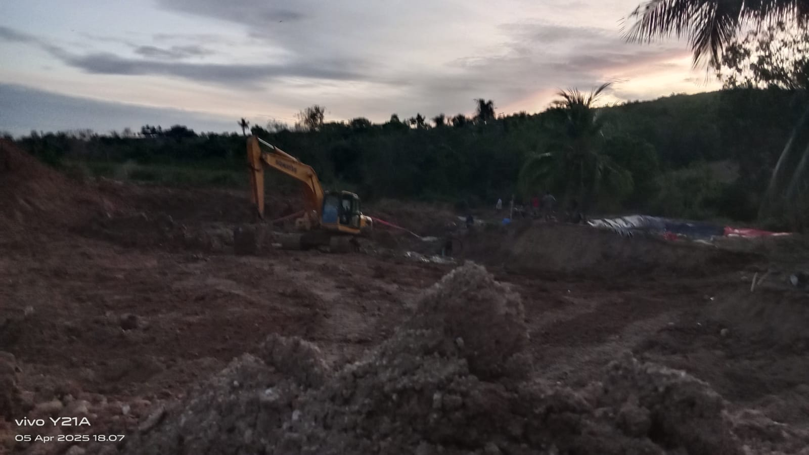 Sebuah alat berat yang sedang beroperasi di lokasi penambangan emas tanpa ilegal (PETI) di Desa Bulangita. (Foto: Tim Hibata.id)