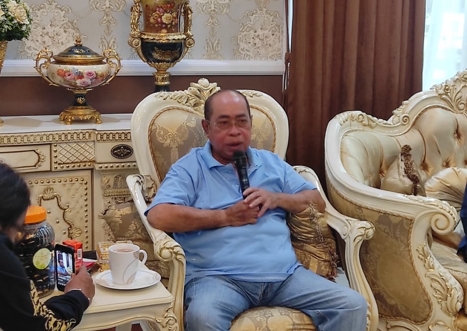 Wali Kota Gorontalo, Adhan Dambea saat  Konferensi Pers, pada Kamis (10/4/2025). (Foto: Sarjan/Hibata.id)