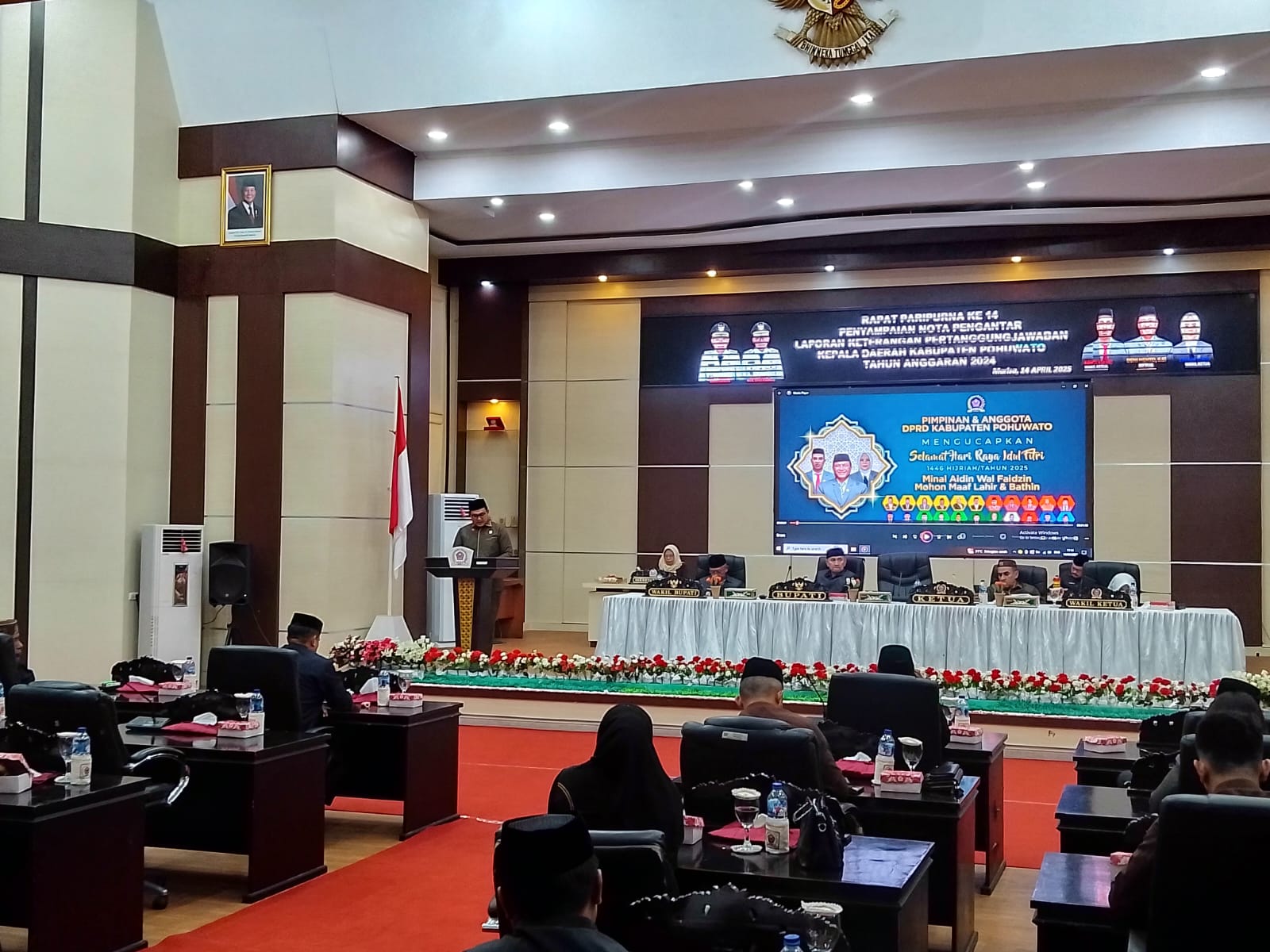 Ketua Fraksi Golkar, Akbar Badetan saat memberikan pandangan umum fraksinya terhadap Laporan Keterangan Pertanggungjawaban (LKPJ) Bupati Pohuwato Tahun Anggaran 2024. (Foto: Delpriyanto Tahir/Hibata.id)