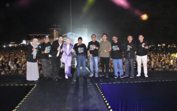 Wali Kota Gorontalo, Adhan Dambea, dan Wakil Wali Kota Gorontalo, Indral Gobel saat berada di panggung rakyat HUT ke-297 Kota Gorontalo. (Foto: Humas Pemkot Gorontalo)