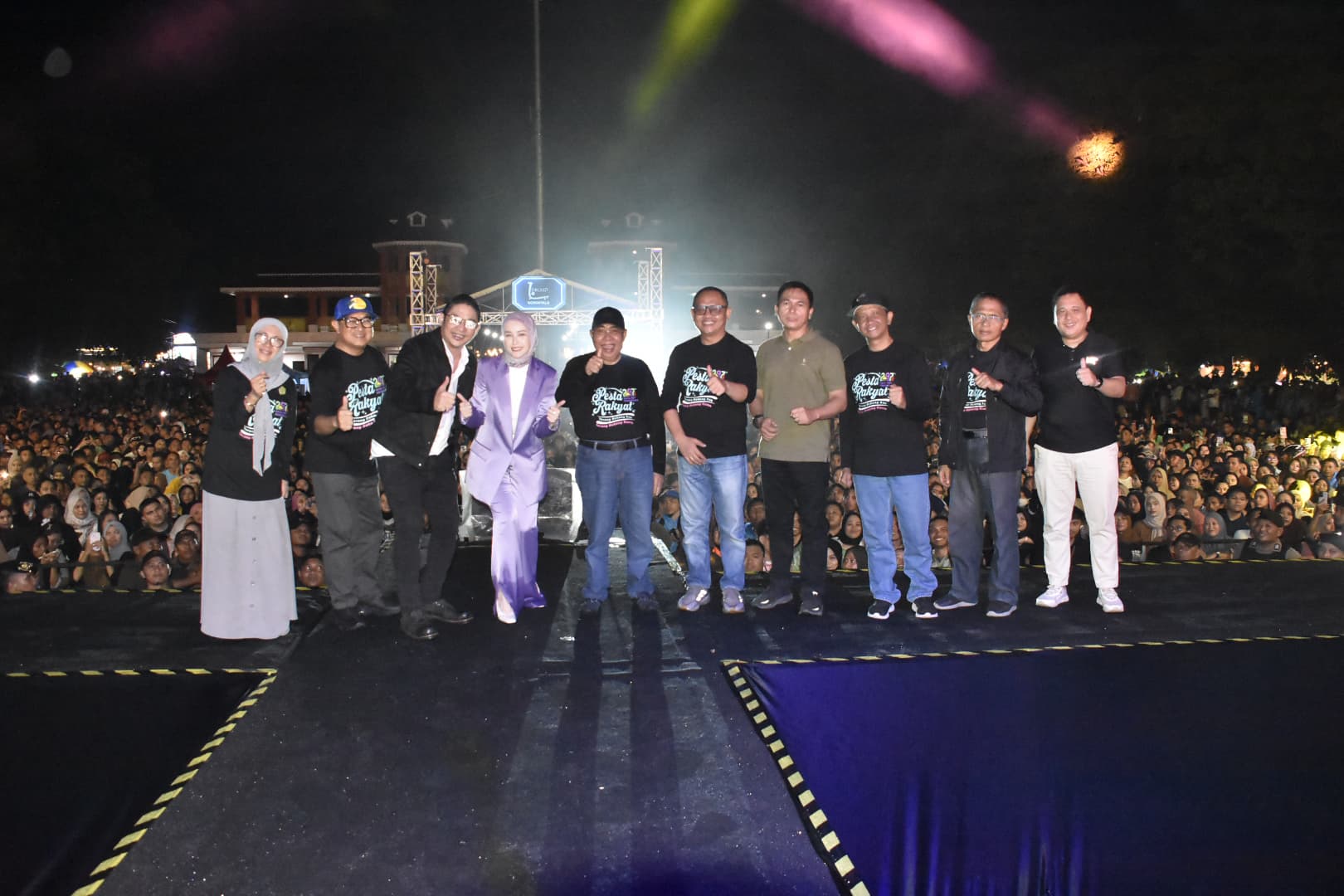 Wali Kota Gorontalo, Adhan Dambea, dan Wakil Wali Kota Gorontalo, Indral Gobel saat berada di panggung rakyat HUT ke-297 Kota Gorontalo. (Foto: Humas Pemkot Gorontalo)