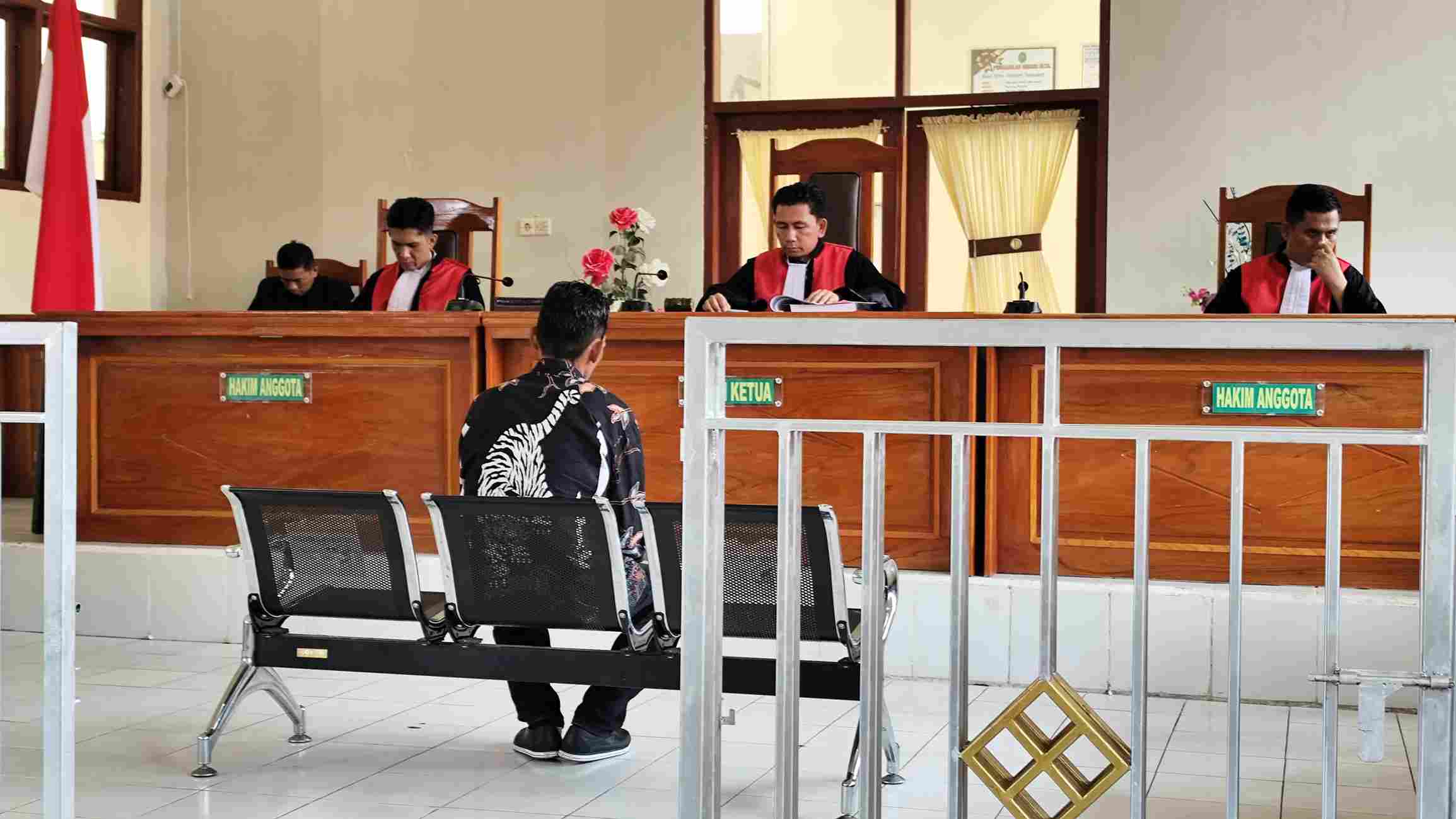 Yunus, seorang petani plasma yang selama belasan tahun memperjuangkan hak atas tanahnya, menghadapi dakwaan pidana dari Jaksa Penuntut Umum Kejaksaan Negeri Buol. Rabu, 16 April 2025. (Foto: FPPB)
