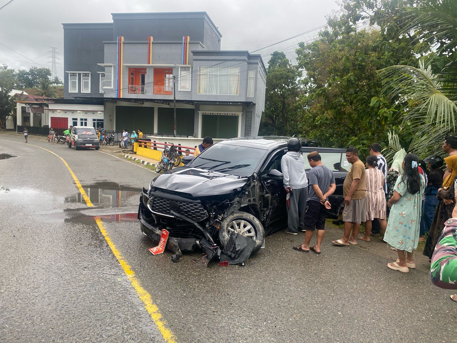 Mobil yang dipakai Ketua Badan Pengawas Pemilihan Umum (Bawaslu) Provinsi Gorontalo, Idris Usuli ringsek akibat kecelakaan/Hibata.id