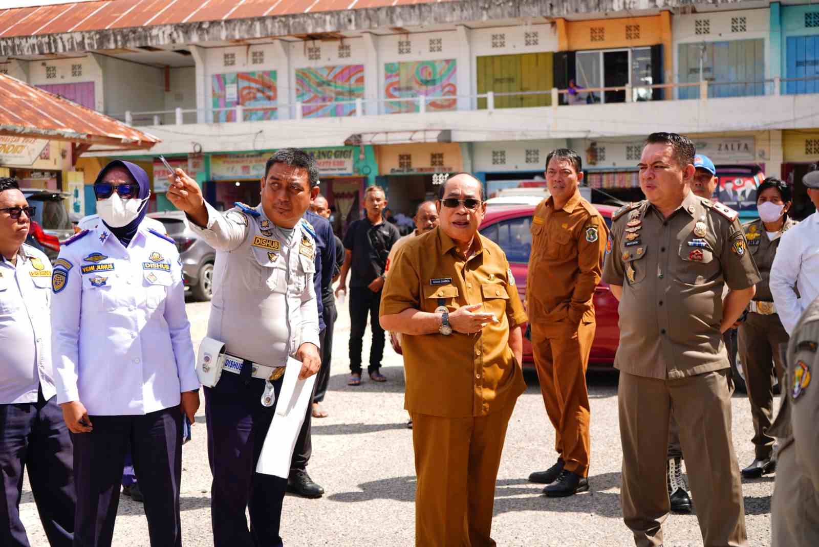 Wali Kota Gorontalo Adhan Dambea turun langsung meninjau kondisi terminal 42 Andalas di Jalan Samratulangi, Kelurahan Limba U I, Kota Gorontalo. (Foto: Humas Pemkot Gorontalo)